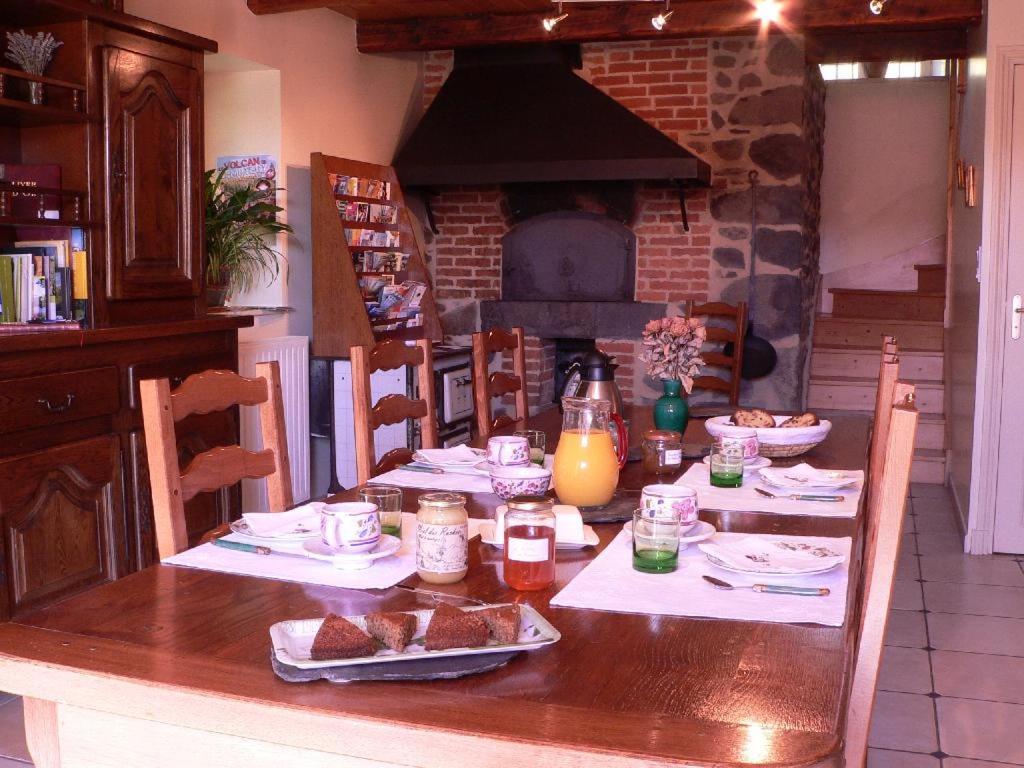Maison D'Hotes La Nichee Rochefort-Montagne Zewnętrze zdjęcie